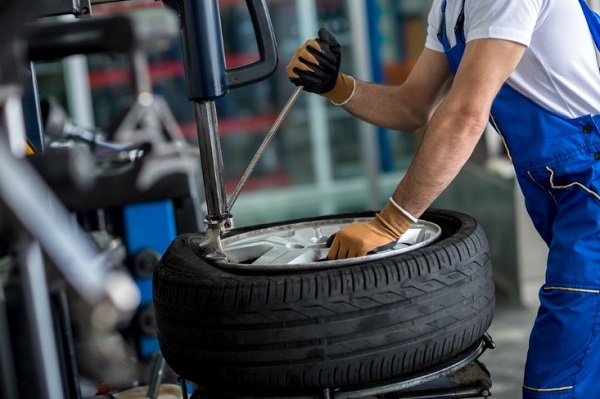 auto body shop montreal alloy wheel mag repair technician remove mag from tire